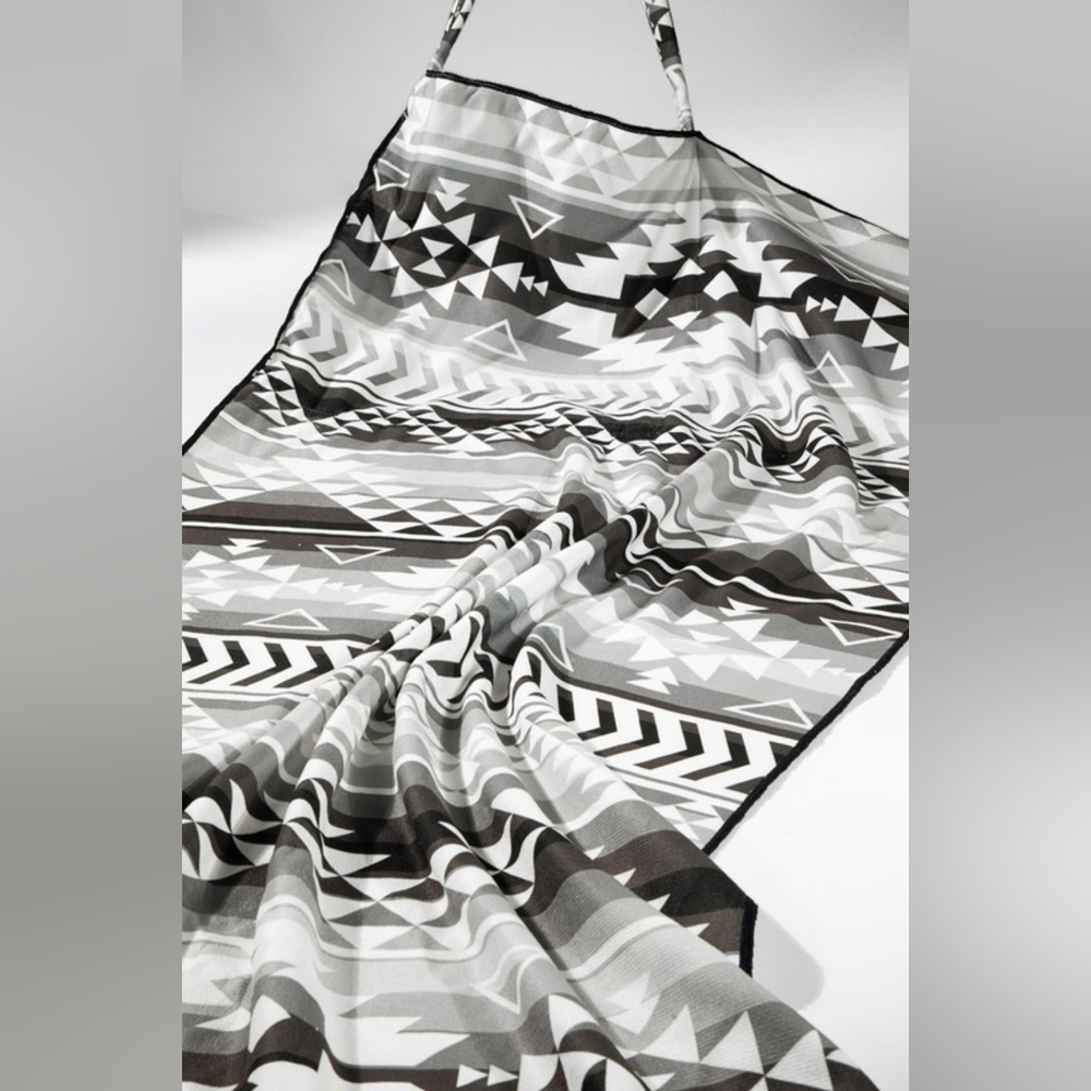 2 in 1 Beach Towel & Bag - Shoulder Bag Turns Into a Beach Towel! - Black White - Picture 2 of 9